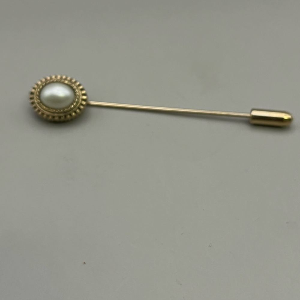 Sarah Coventry Gold and White Brooch with Pearl Accent - Picture 2 of 2